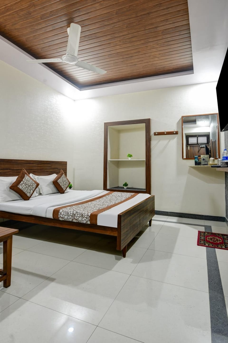 Bed, TV and multimedia, Photo of the whole room, Bedroom