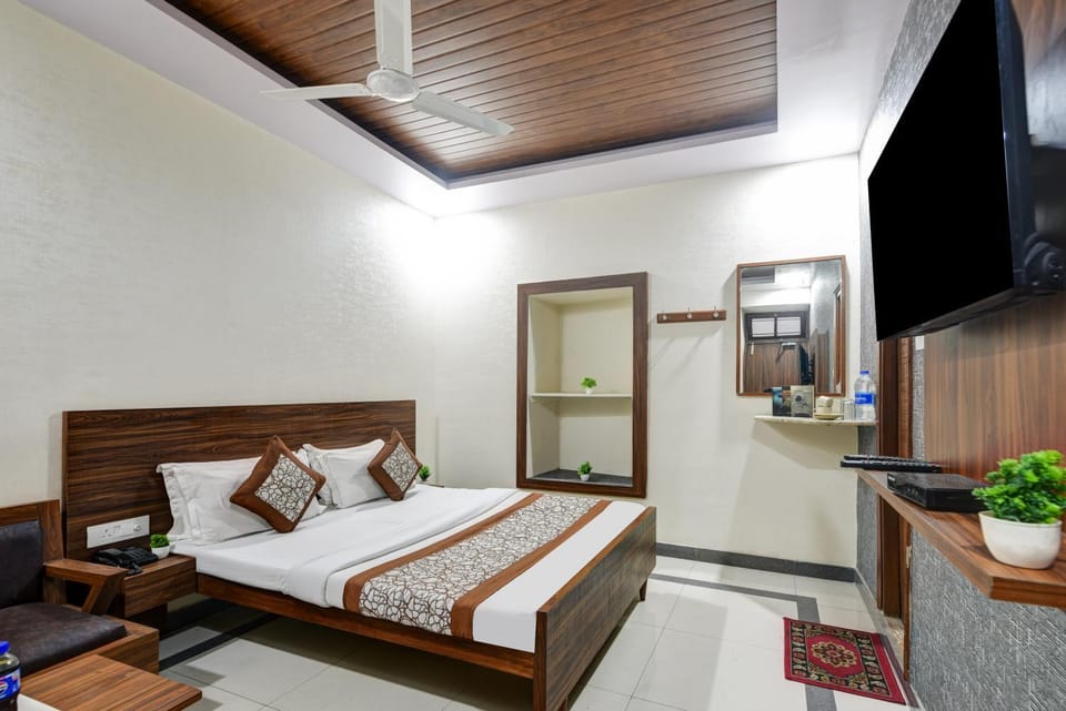 Bed, TV and multimedia, Photo of the whole room, Bedroom