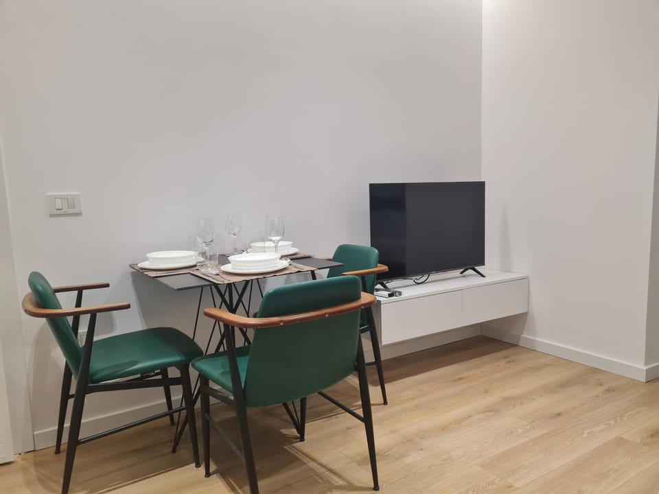 TV and multimedia, Living room, Seating area, Dining area