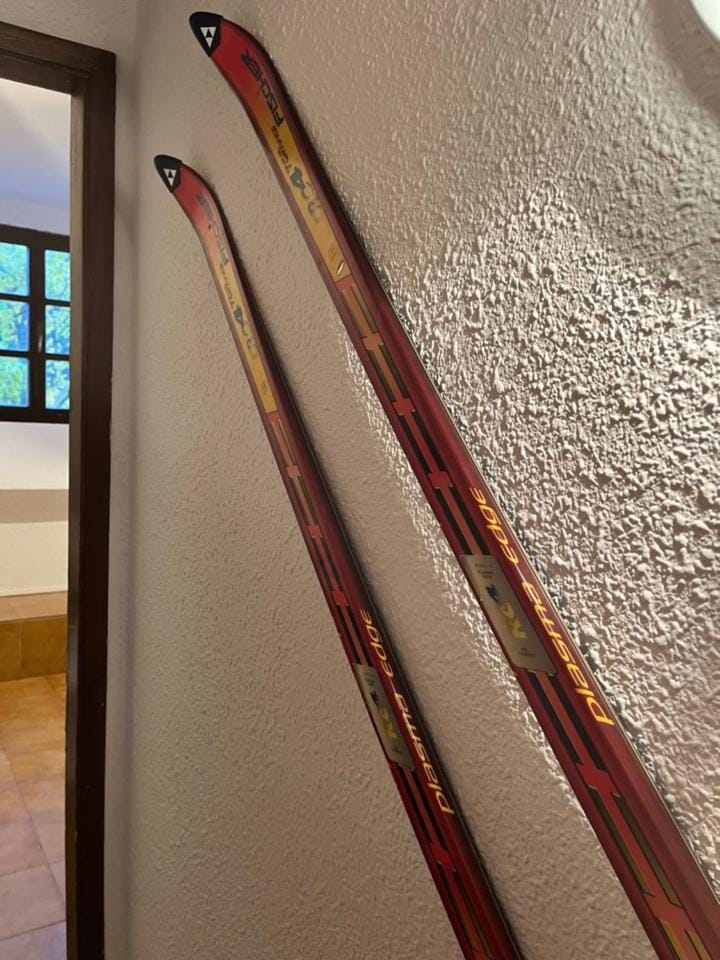 Skiing, Living room