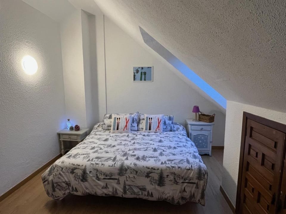 Bed, Photo of the whole room