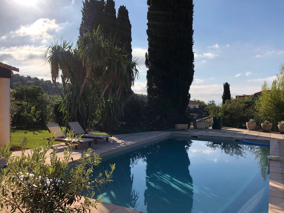 VILLA 4* avec PISCINE dans le bas du village de BORMES les MIMOSAS Villa in Bormes-les-Mimosas