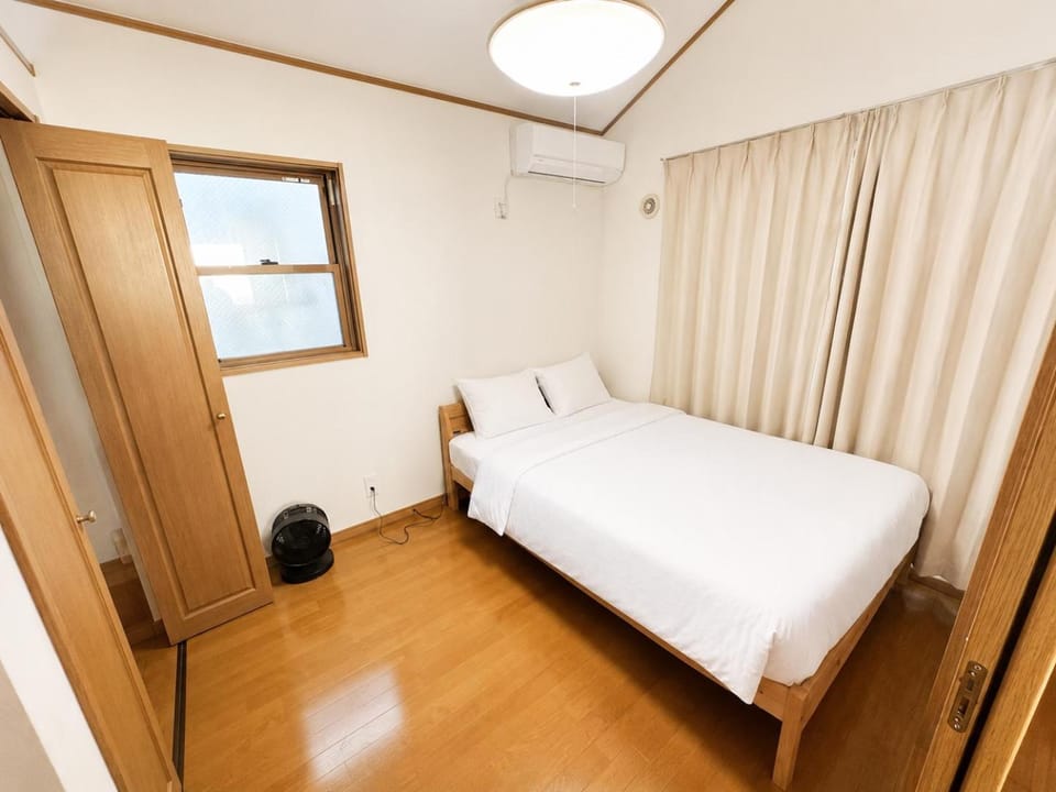 Bed, Photo of the whole room, Bedroom, wardrobe, air conditioner
