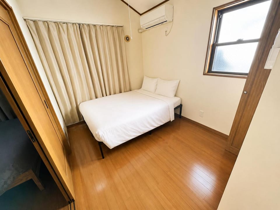 Bed, Photo of the whole room, Bedroom, wardrobe, air conditioner