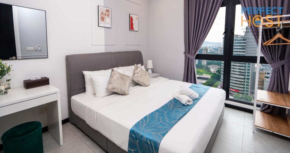 Bed, TV and multimedia, Photo of the whole room, Bedroom, towels