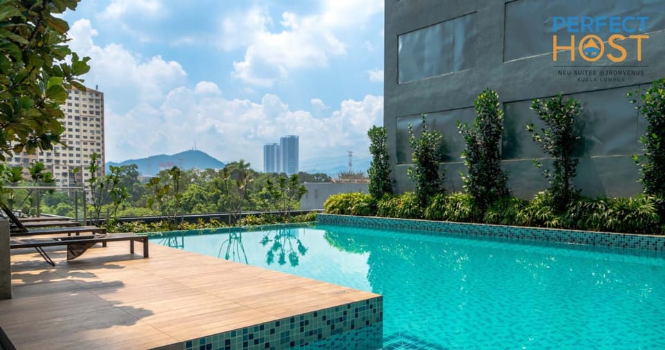 Property building, Nearby landmark, Day, Natural landscape, Mountain view, Pool view, Swimming pool, Swimming pool, sunbed