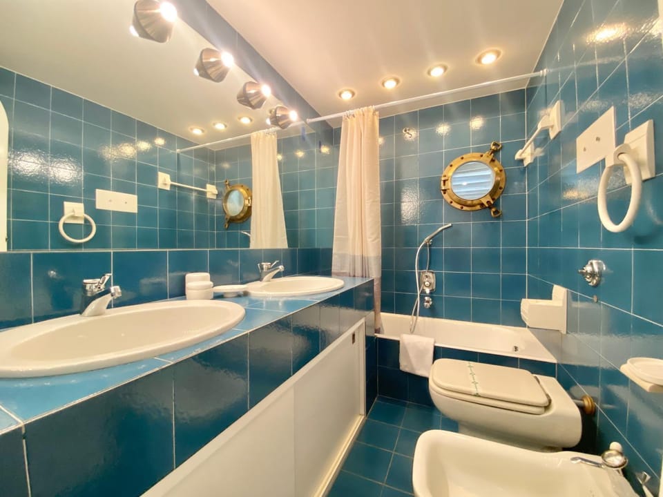 Bathroom, towels
