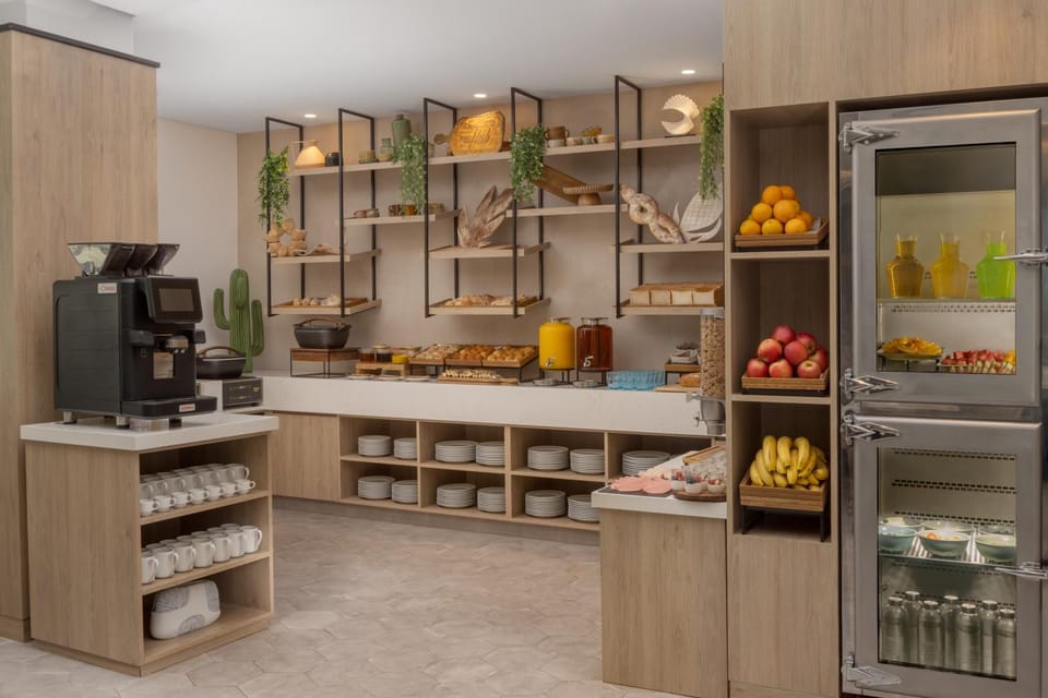 Coffee/tea facilities, Food and drinks, Food
