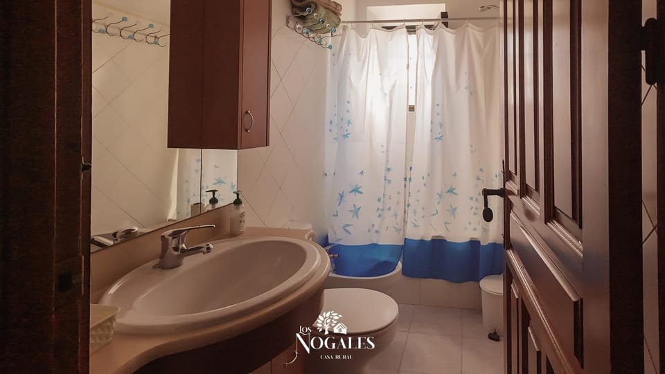 Shower, Toilet, Bath, towels