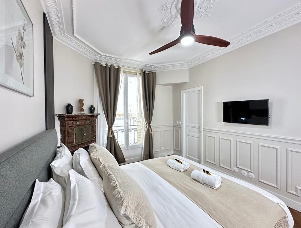 Bed, TV and multimedia, Photo of the whole room, Bedroom