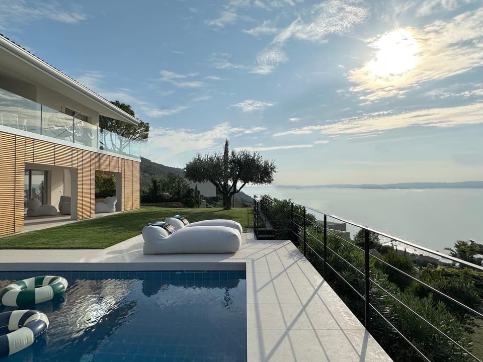 Day, Natural landscape, View (from property/room), Balcony/Terrace, Lake view, Pool view, Swimming pool, Swimming pool, sunbed