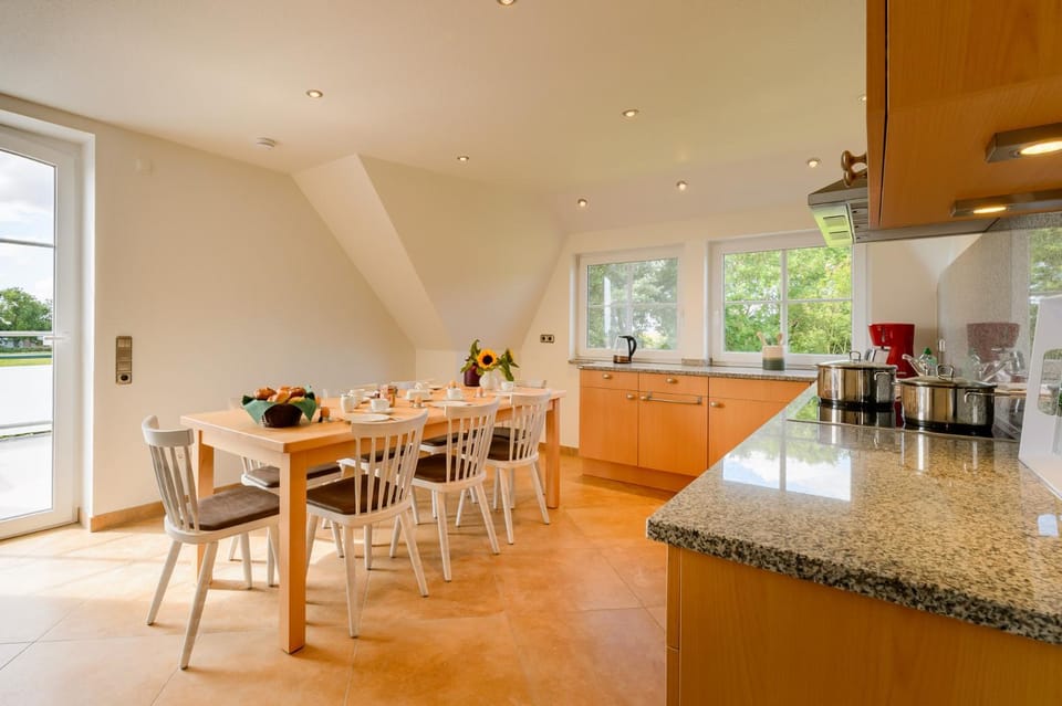 Kitchen or kitchenette, Seating area, stove