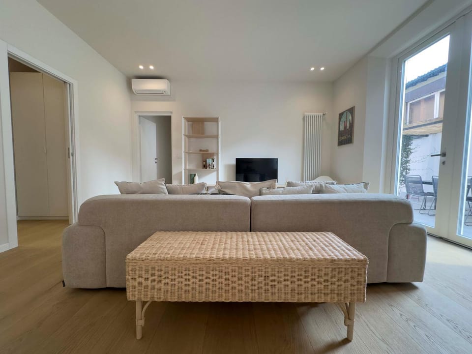 Communal lounge/ TV room, TV and multimedia, Living room, Seating area, Evening entertainment