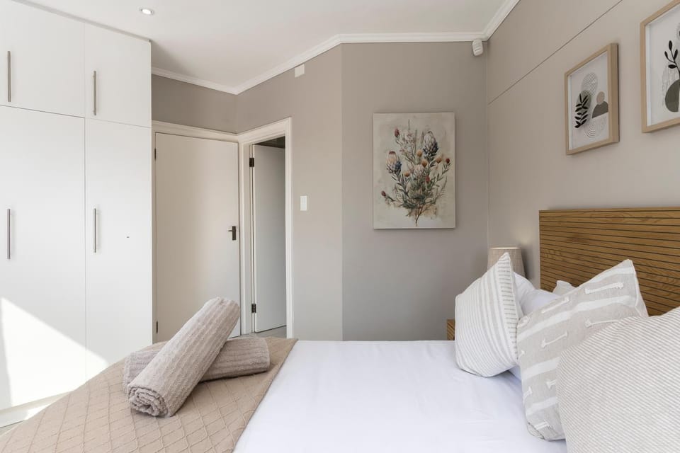 Photo of the whole room, Bedroom, wardrobe