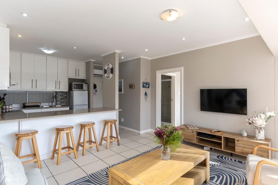 Communal lounge/ TV room, TV and multimedia, Kitchen or kitchenette, Living room, Seating area, Dining area