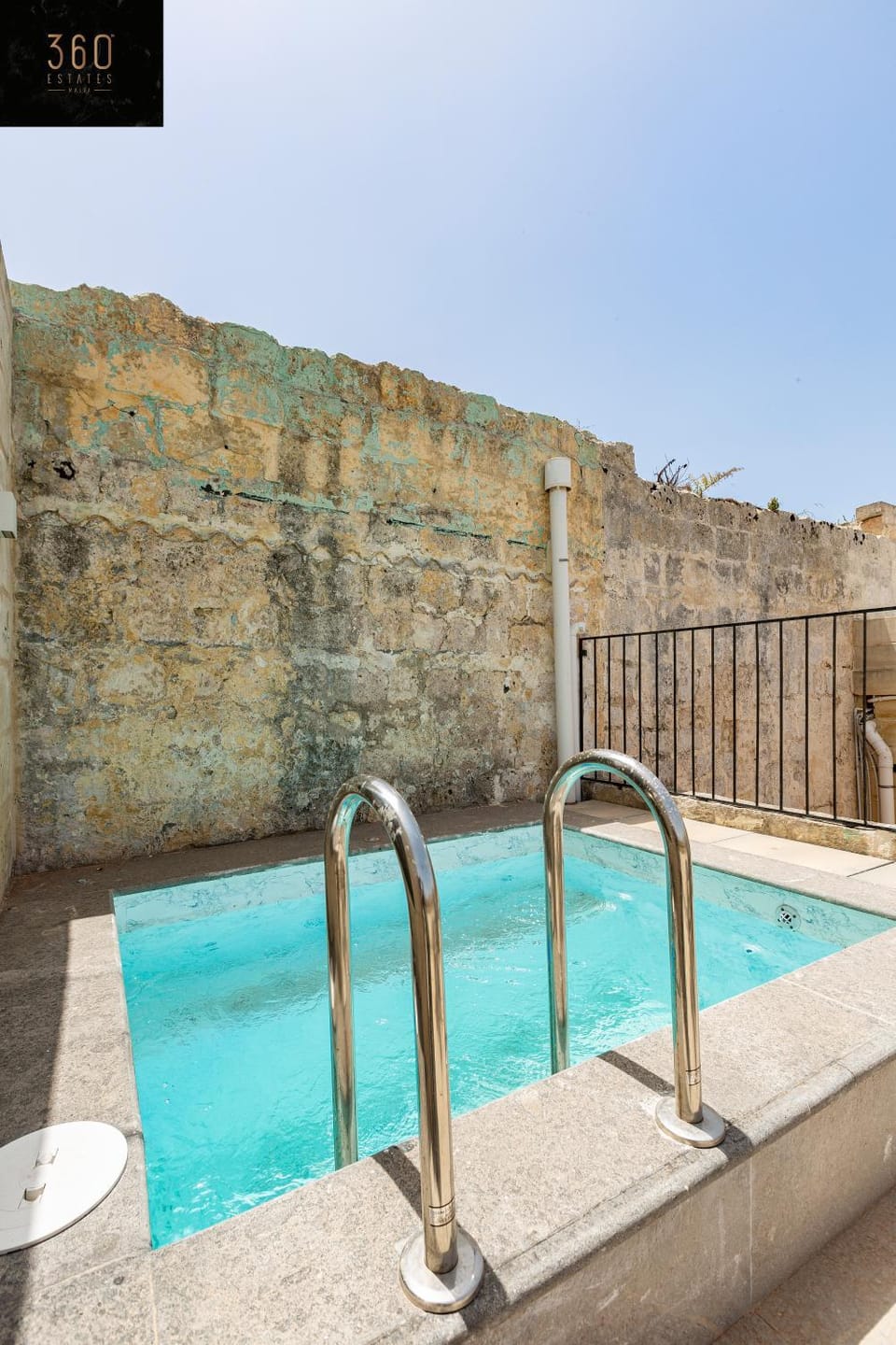 Day, Natural landscape, Pool view, Swimming pool, sunbed