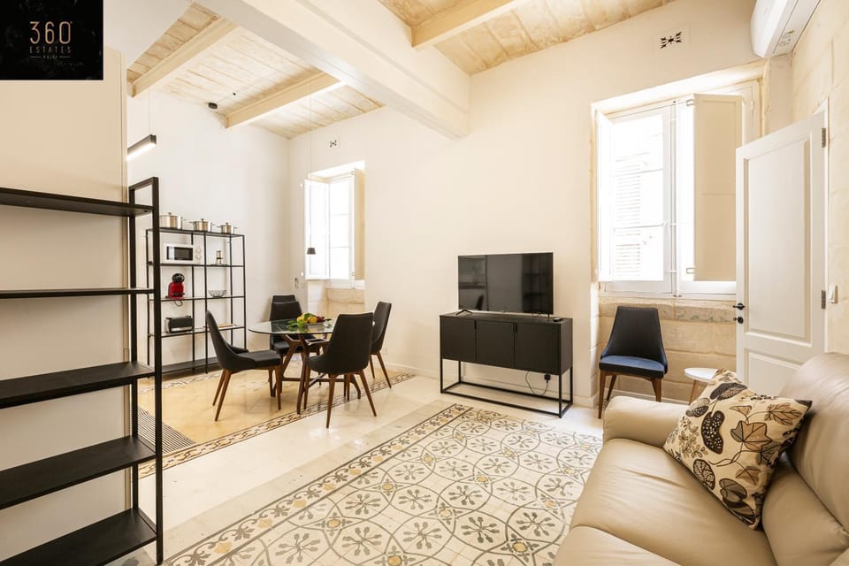Communal lounge/ TV room, Bed, TV and multimedia, Kitchen or kitchenette, Living room, Photo of the whole room, Seating area, Dining area, Evening entertainment, Bedroom, wardrobe