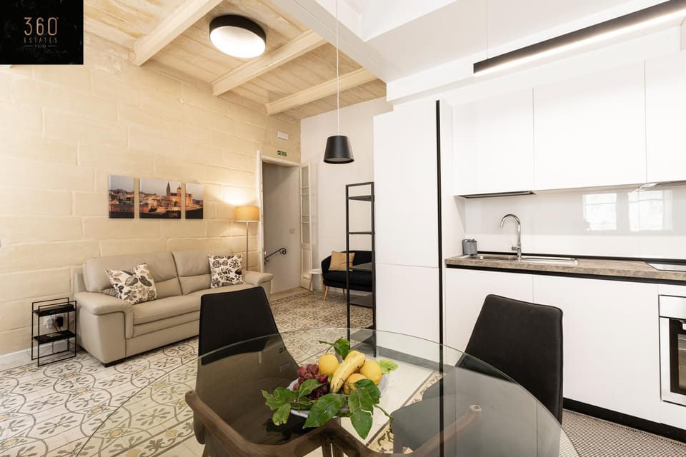 Kitchen or kitchenette, Living room, Seating area, Dining area, minibar, oven, pet friendly, stove