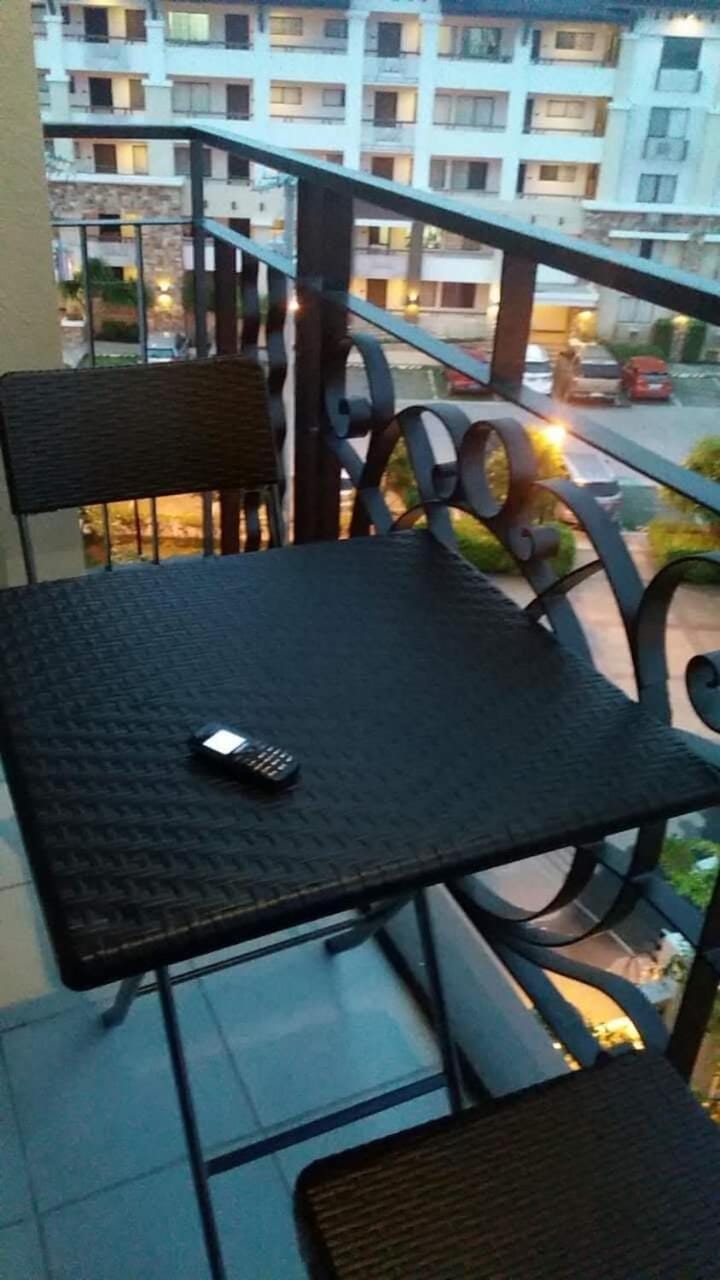 Joling's Crib wid Netflix and strong wifi and with a small veranda and facing amenities Apartment in Davao City