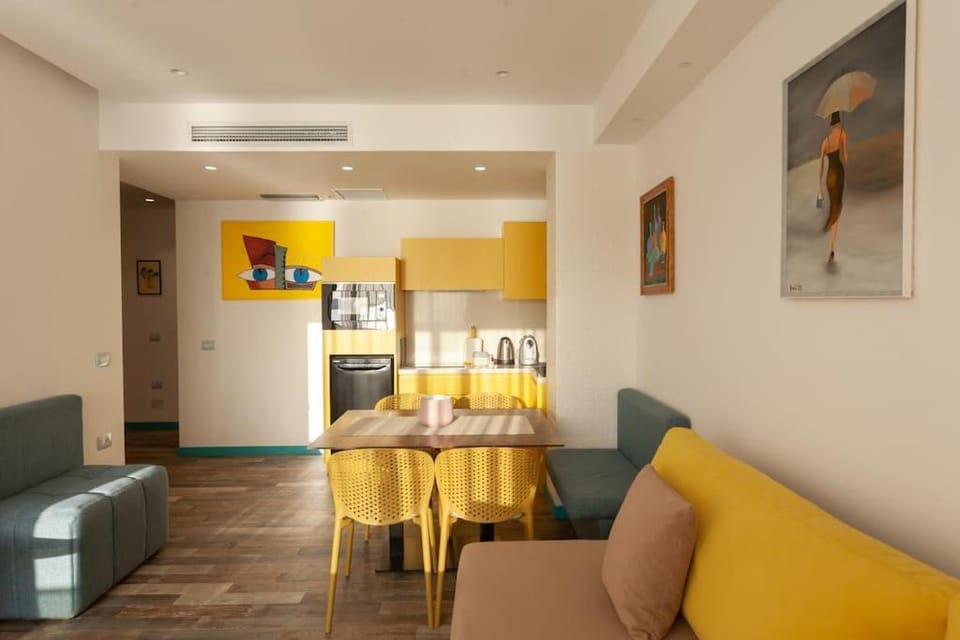 Kitchen or kitchenette, Living room, Food and drinks, Seating area, Dining area, minibar