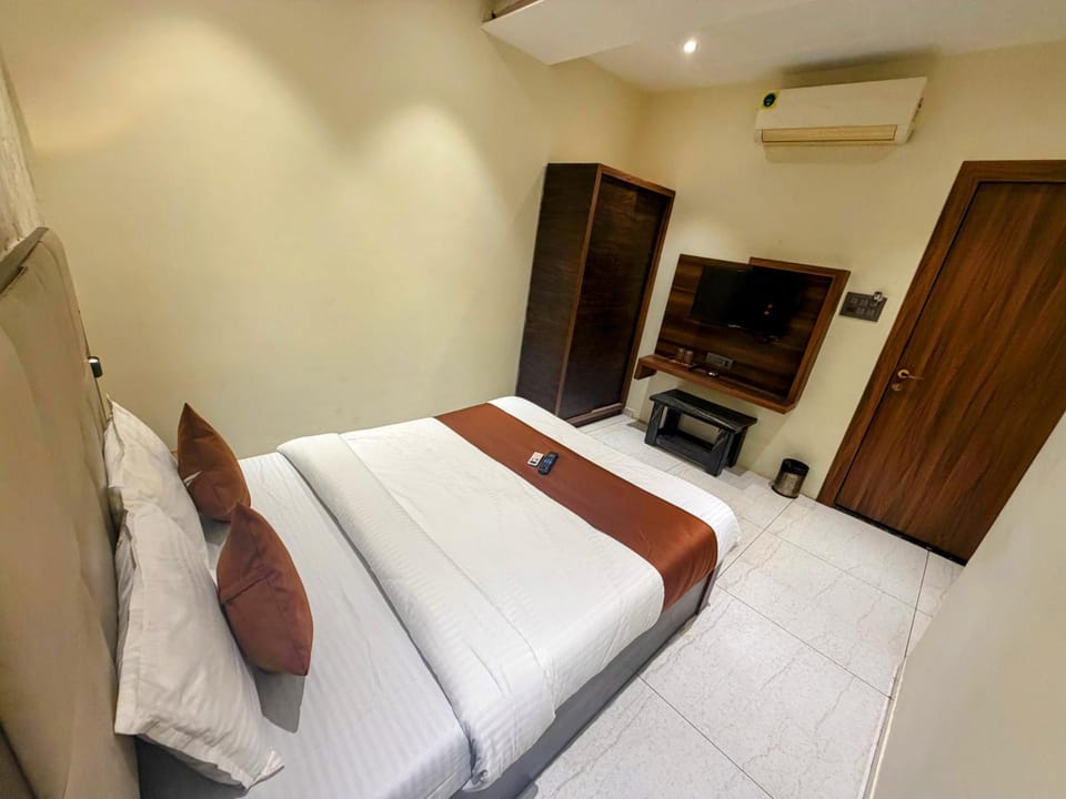 Bed, TV and multimedia, Photo of the whole room, wardrobe, air conditioner
