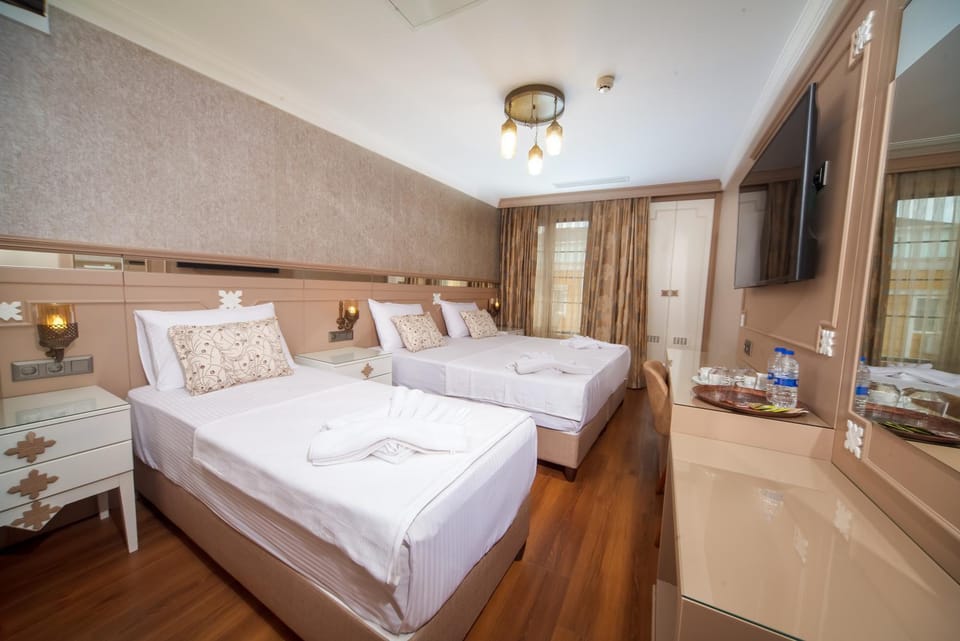 Bed, TV and multimedia, Photo of the whole room, Bedroom, Bath, towels