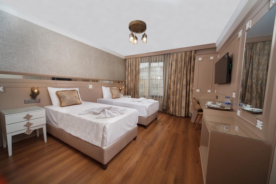 Bed, TV and multimedia, Photo of the whole room, Bedroom, hair dresser, towels