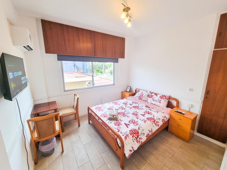Bed, TV and multimedia, Bedroom