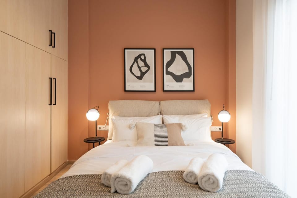 Bed, Photo of the whole room, Decorative detail, Bedroom, towels