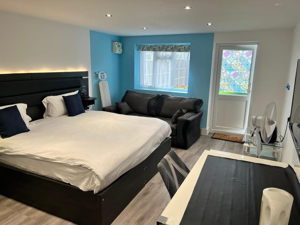 Bed, Living room, Photo of the whole room, Bedroom