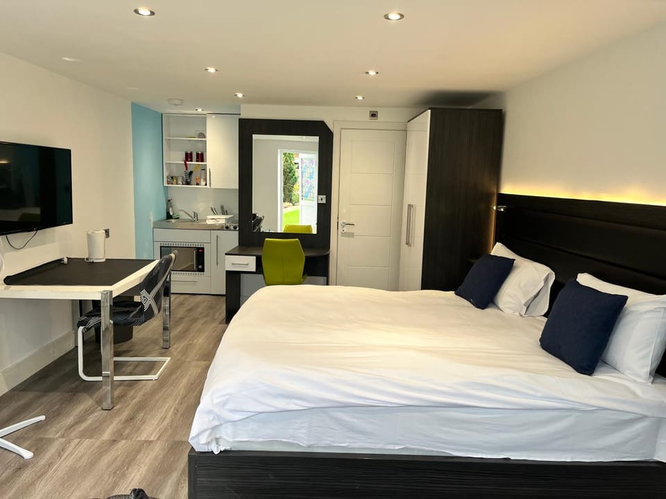 Communal lounge/ TV room, TV and multimedia, Kitchen or kitchenette, Living room, Photo of the whole room, Seating area, Dining area, Bedroom, hair dresser