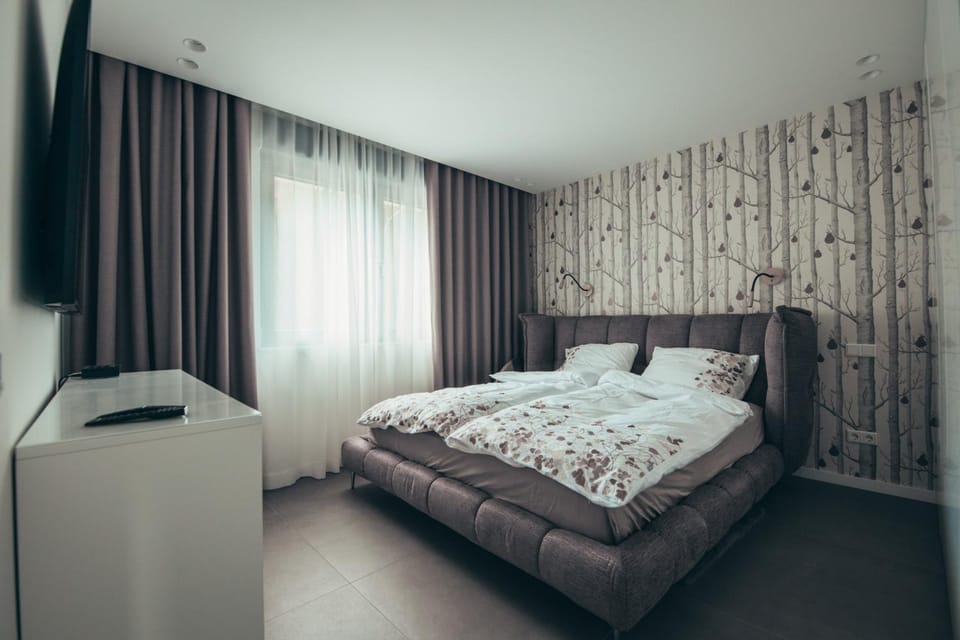 Bed, TV and multimedia, Photo of the whole room, Bedroom