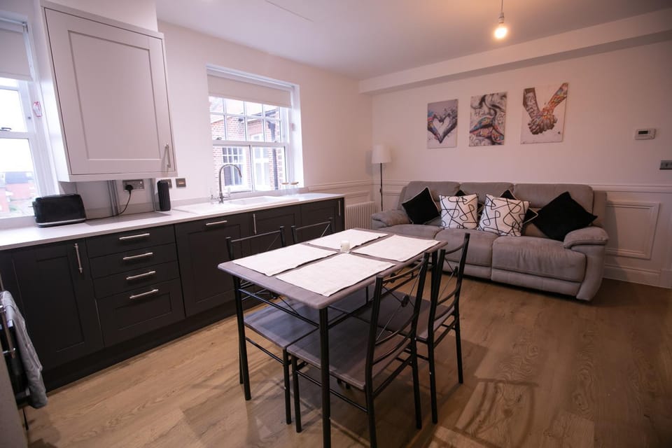 Kitchen or kitchenette, Living room, Seating area, Dining area