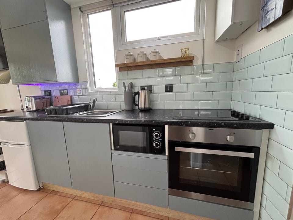 226, Two bed newly refurbished detached chalet on Sund0wner Holiday Park - Sleeps 4, pet friendly - bed linen, towels plus electricity all included Chalet in Hemsby
