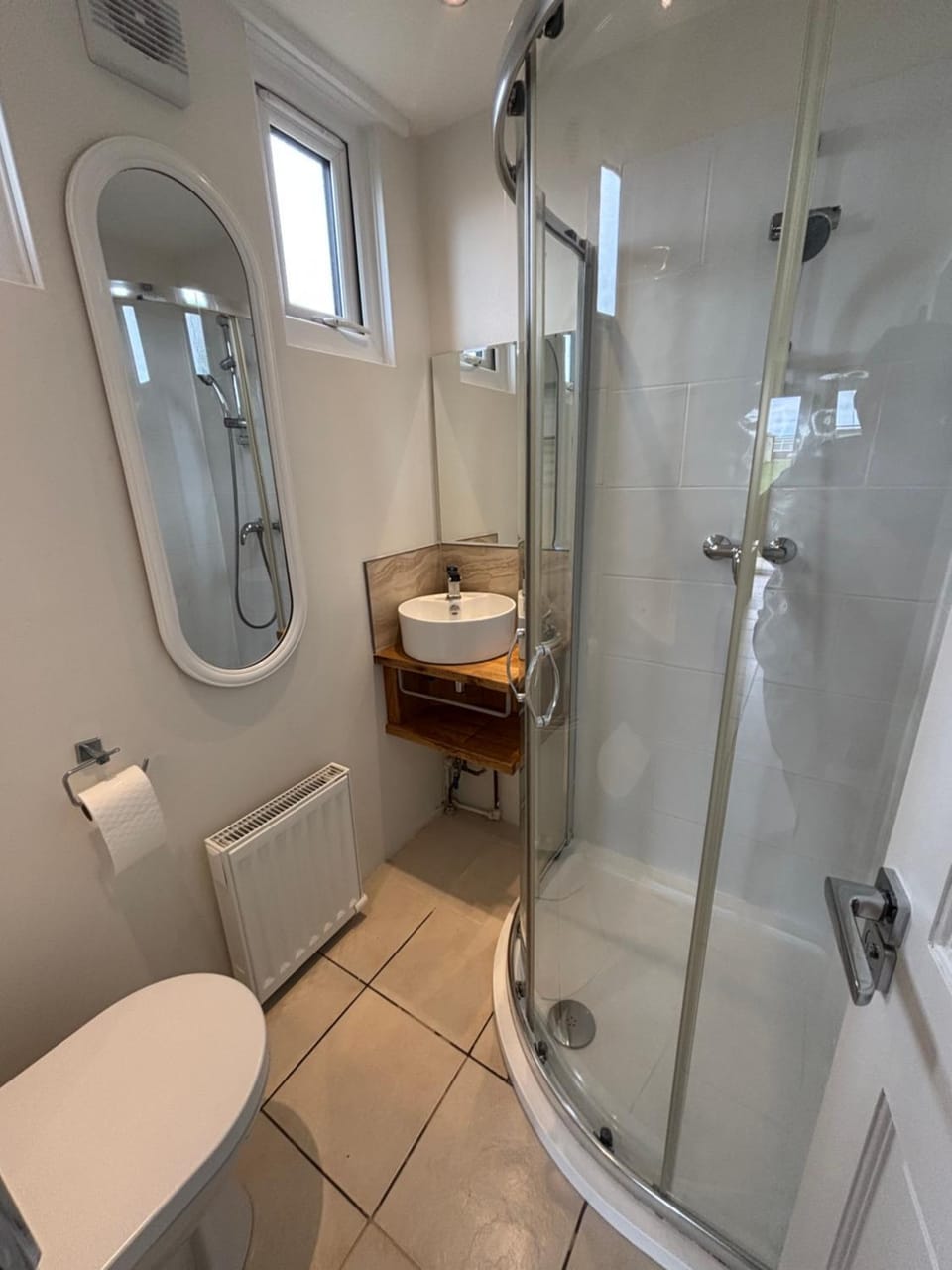 226, Two bed newly refurbished detached chalet on Sund0wner Holiday Park - Sleeps 4, pet friendly - bed linen, towels plus electricity all included Chalet in Hemsby