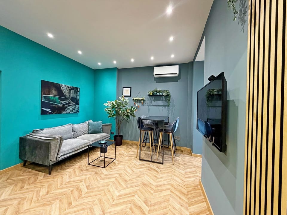 Communal lounge/ TV room, TV and multimedia, Living room, Seating area, Evening entertainment, air conditioner