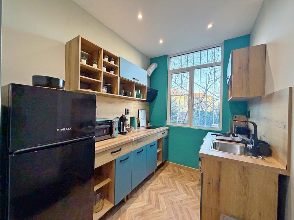 Kitchen or kitchenette, minibar, stove, toaster