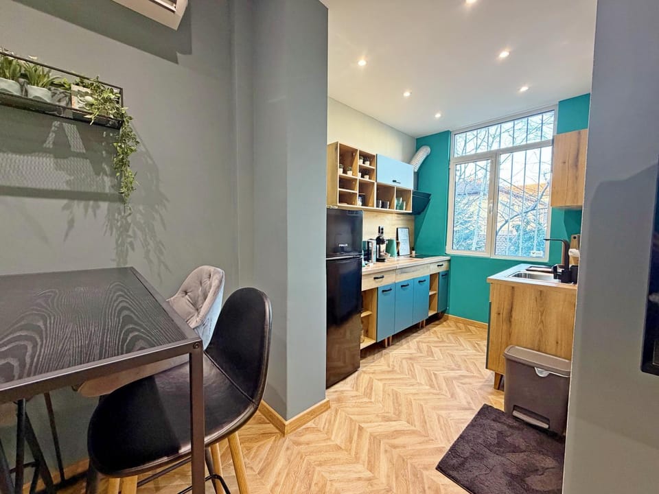 Kitchen or kitchenette, Dining area, stove