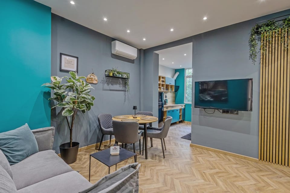 Communal lounge/ TV room, TV and multimedia, Living room, Seating area, Evening entertainment, air conditioner