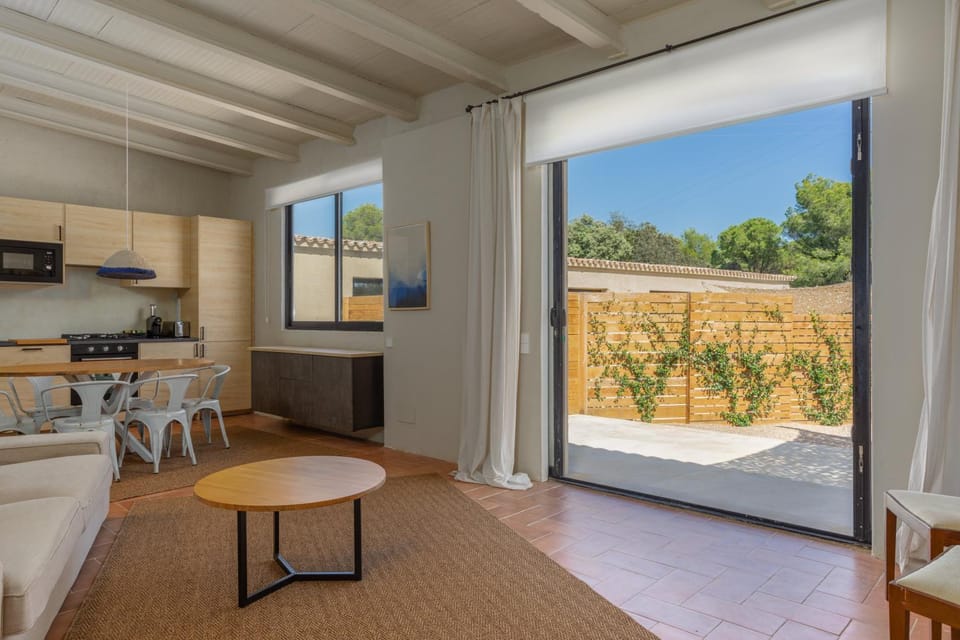 Kitchen or kitchenette, Living room, Seating area, Dining area