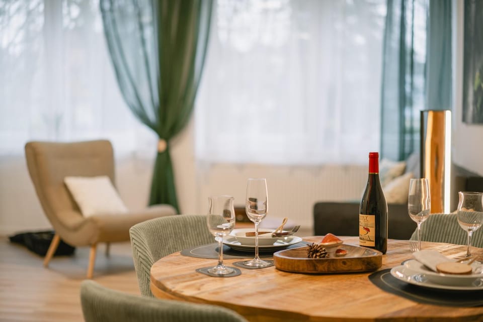 Seating area, Dining area