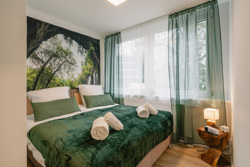Bed, Bedroom, towels