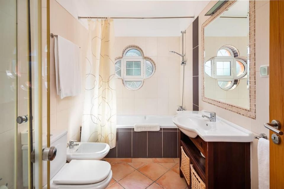 Shower, Toilet, Bathroom, Bath, bidet, towels