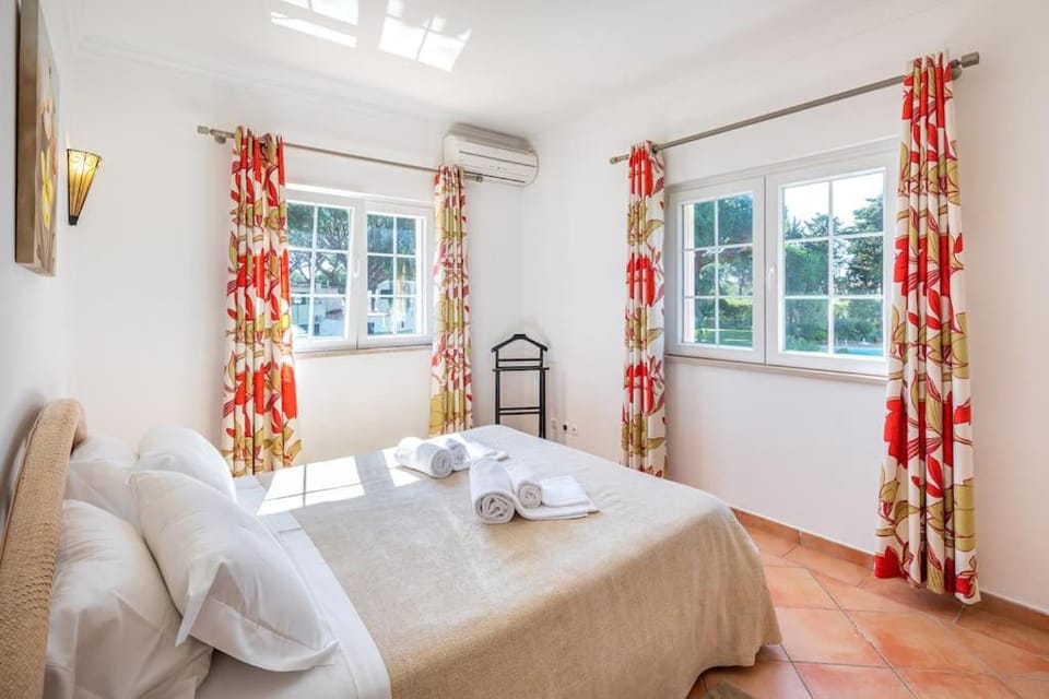 Bed, Photo of the whole room, Bedroom, air conditioner