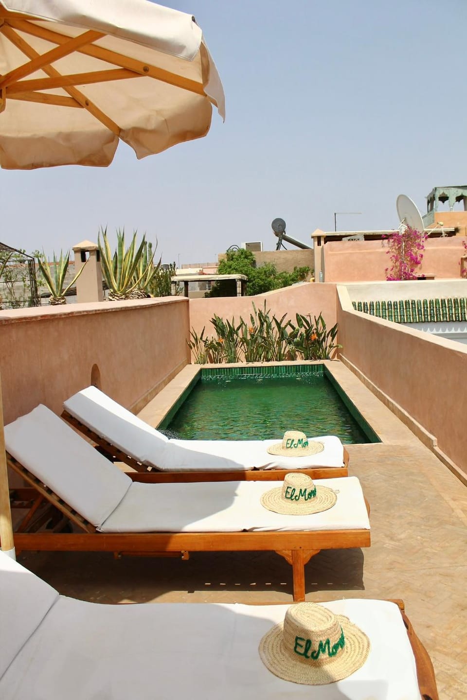 Swimming pool, sunbed