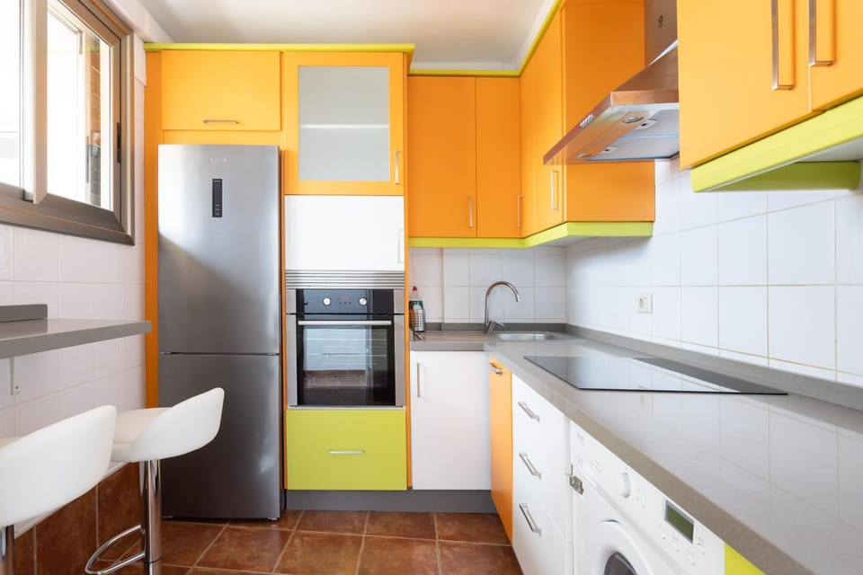 Kitchen or kitchenette, Dining area, dishwasher, minibar, pet friendly, stove