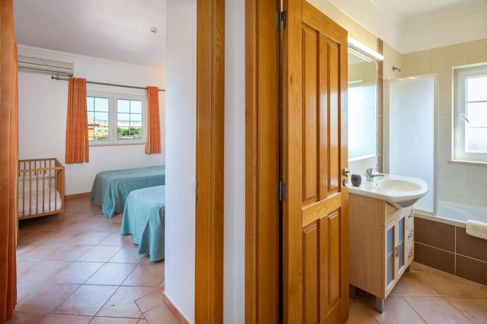 Bathroom, Photo of the whole room, Bedroom, towels