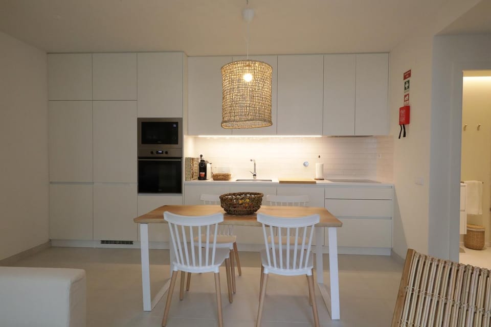 Kitchen or kitchenette, Dining area, minibar, pet friendly, stove