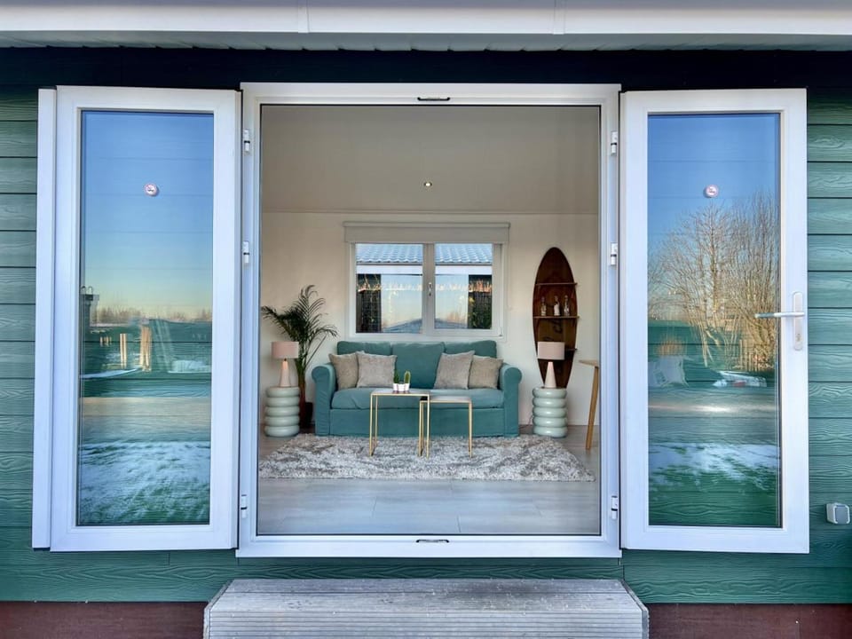 NEW - The Surf Shack - on a lake near Amsterdam! Chalet in South Holland (province)