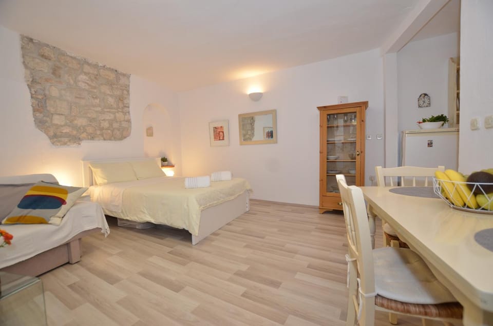 Bed, Living room, Photo of the whole room, Dining area, Bedroom